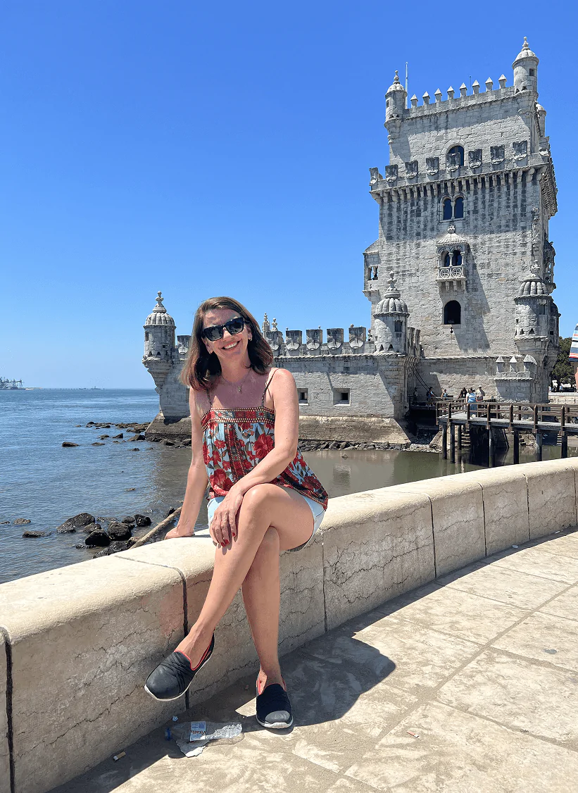 Sandra Spalla em Lisboa, em frente à Torre de Belém